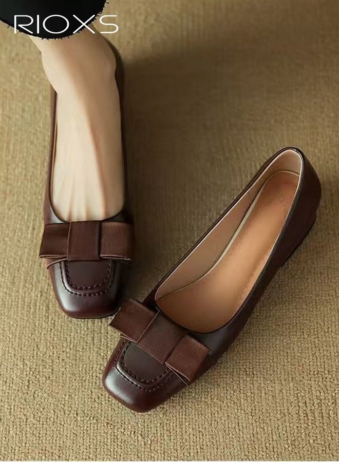 ريوكس حذاء ماري جين كلاسيكي مسطح للنساء، حذاء مسطح أنيق بمقدمة مربعة وكعب سميك ومزين بفيونكة فرنسية، تصميم مريح بكعب منخفض للسيدات، لون موحد متعدد الاستخدامات ومناسب للارتداء اليومي للمشي والعمل والمواعدة، لون بني - Image 2